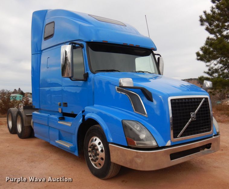 image for item DM5331 2013 Volvo VN  semi truck