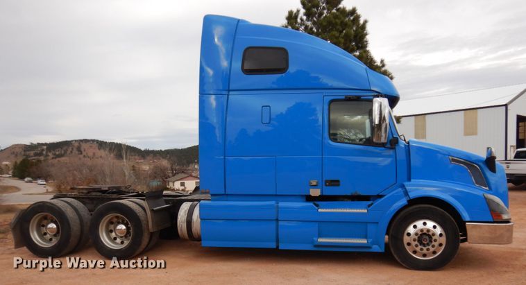 image for item DM5331 2013 Volvo VN  semi truck