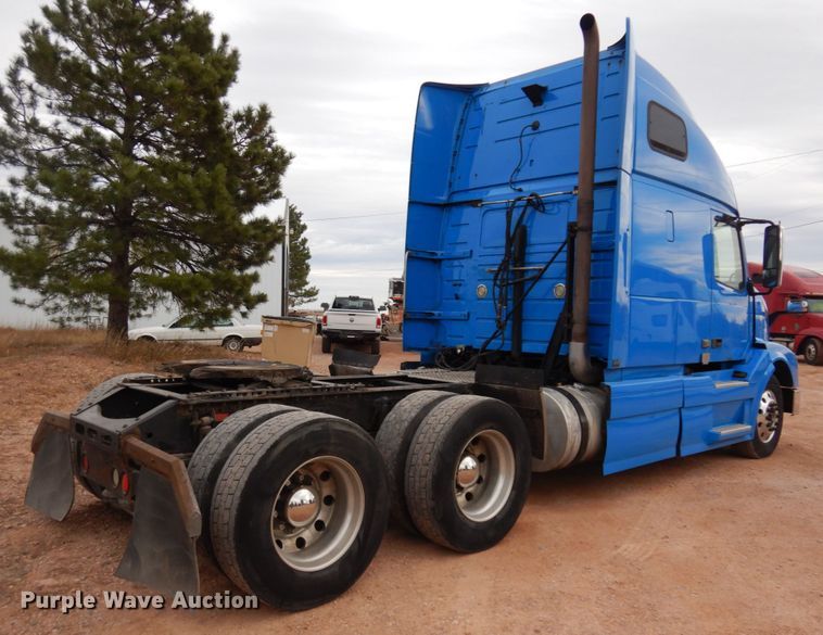 image for item DM5331 2013 Volvo VN  semi truck