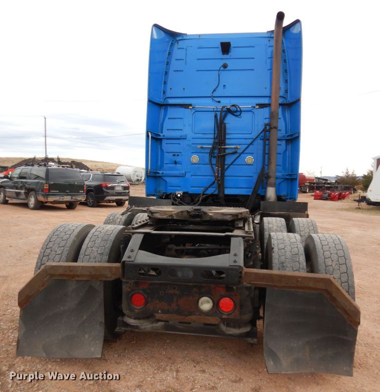 image for item DM5331 2013 Volvo VN  semi truck