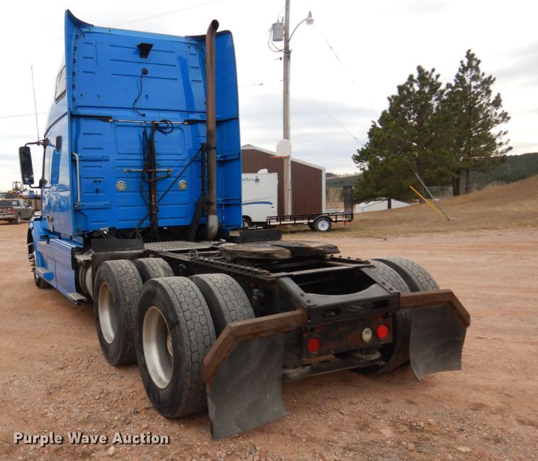 image for item DM5331 2013 Volvo VN  semi truck