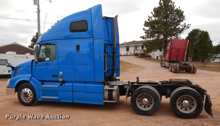 image for item DM5331 2013 Volvo VN  semi truck