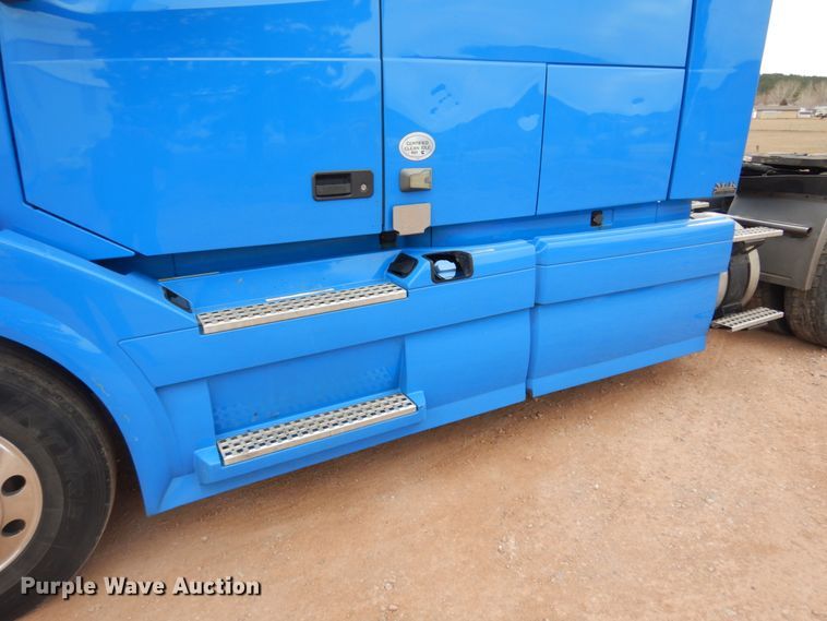 image for item DM5331 2013 Volvo VN  semi truck