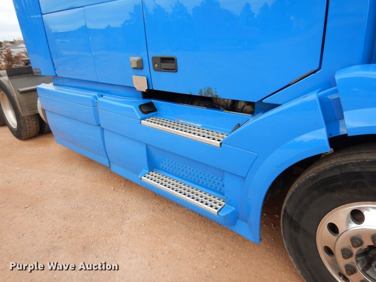 image for item DM5331 2013 Volvo VN  semi truck