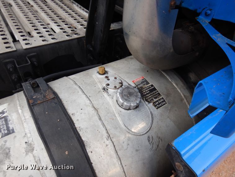 image for item DM5331 2013 Volvo VN  semi truck