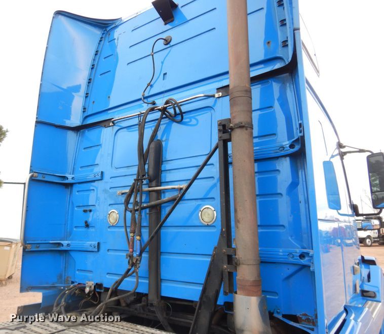 image for item DM5331 2013 Volvo VN  semi truck