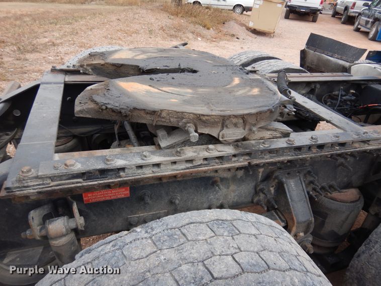 image for item DM5331 2013 Volvo VN  semi truck