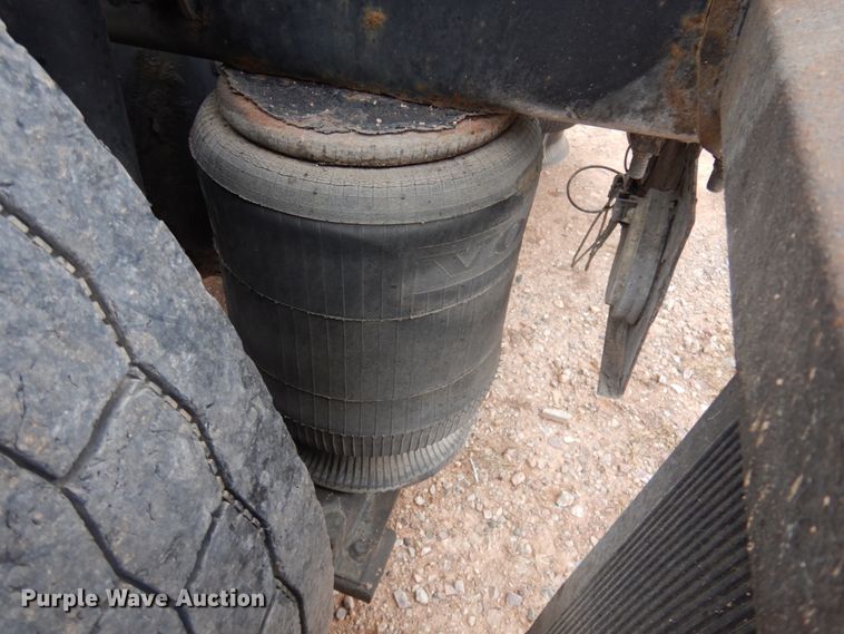 image for item DM5331 2013 Volvo VN  semi truck