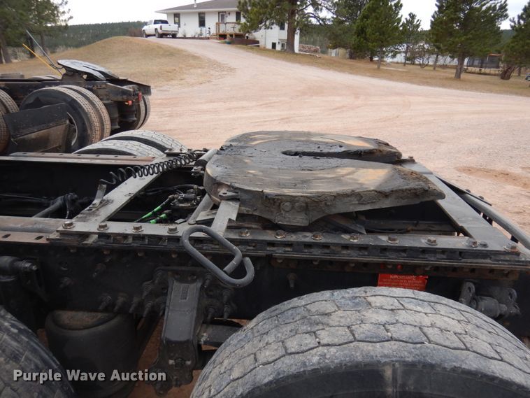 image for item DM5331 2013 Volvo VN  semi truck