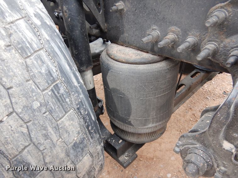 image for item DM5331 2013 Volvo VN  semi truck