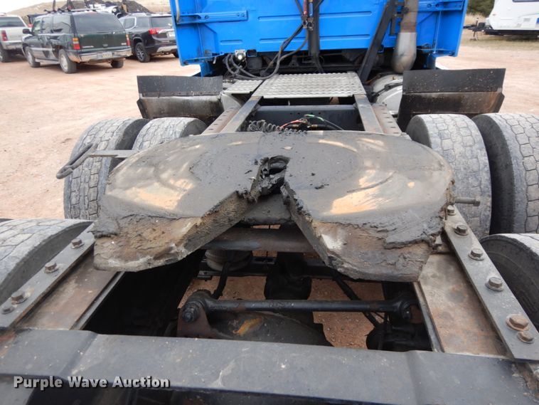 image for item DM5331 2013 Volvo VN  semi truck