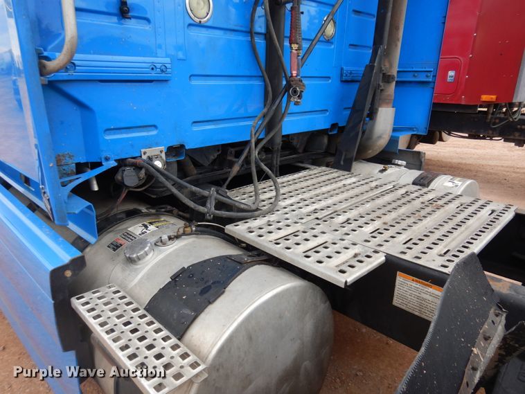 image for item DM5331 2013 Volvo VN  semi truck