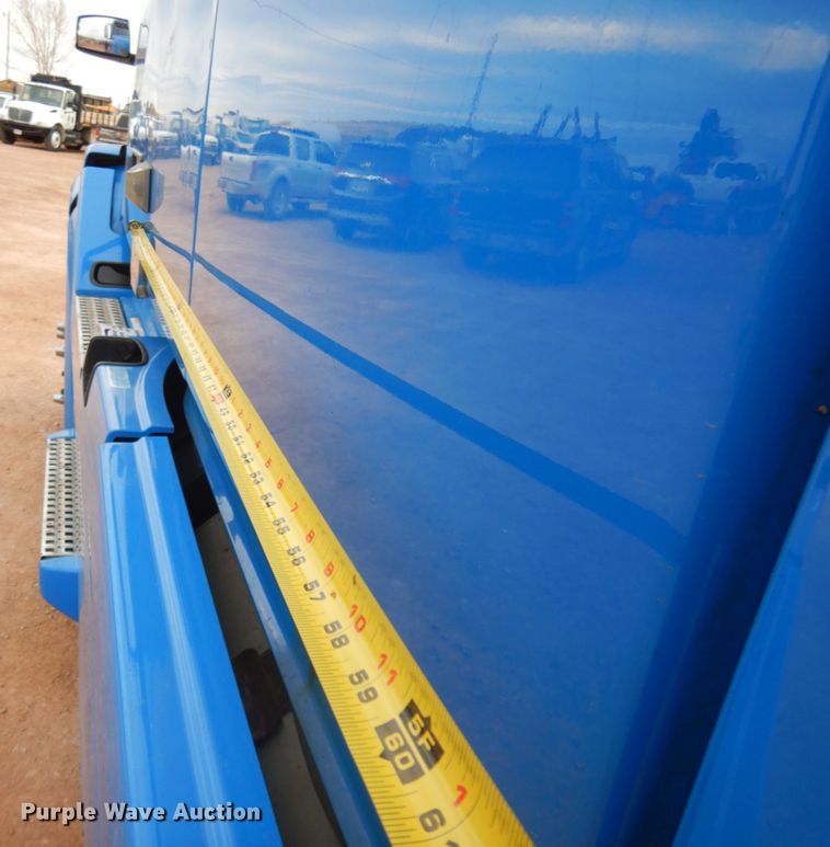 image for item DM5331 2013 Volvo VN  semi truck