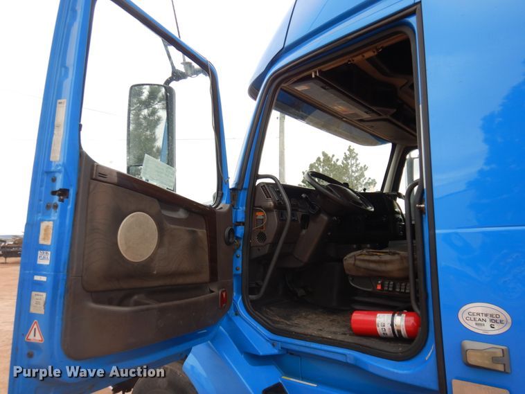 image for item DM5331 2013 Volvo VN  semi truck