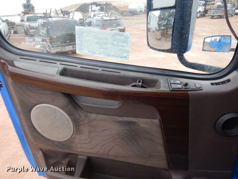 image for item DM5331 2013 Volvo VN  semi truck