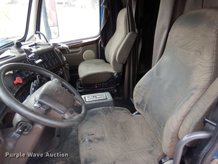 image for item DM5331 2013 Volvo VN  semi truck