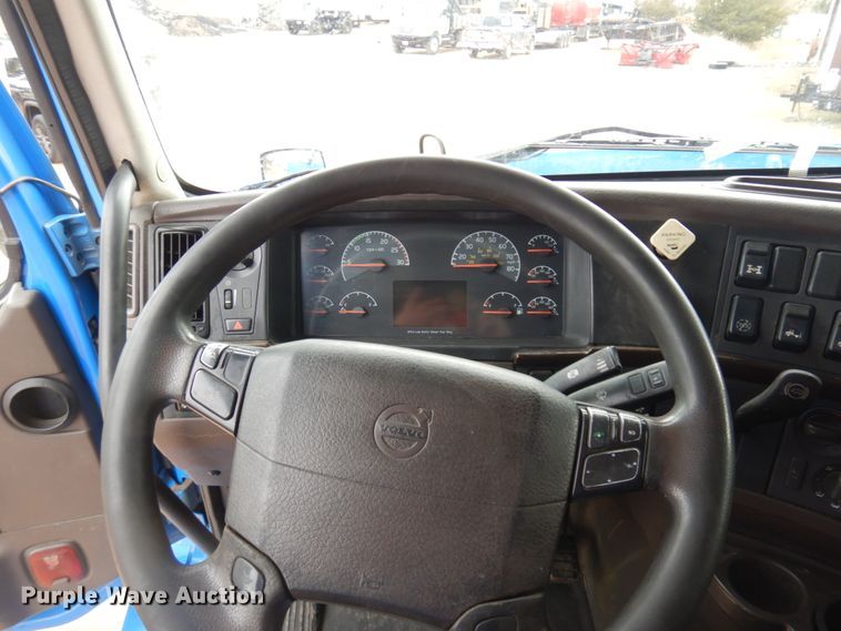 image for item DM5331 2013 Volvo VN  semi truck