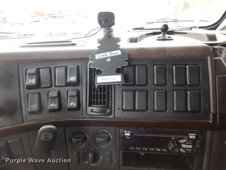 image for item DM5331 2013 Volvo VN  semi truck