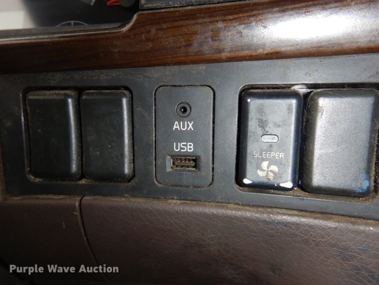 image for item DM5331 2013 Volvo VN  semi truck