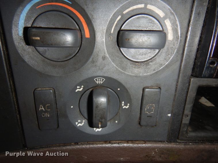 image for item DM5331 2013 Volvo VN  semi truck