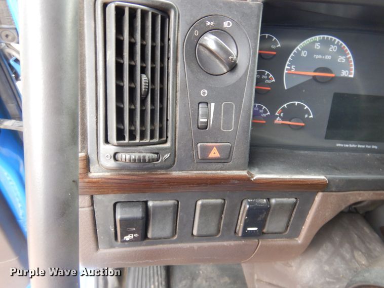 image for item DM5331 2013 Volvo VN  semi truck