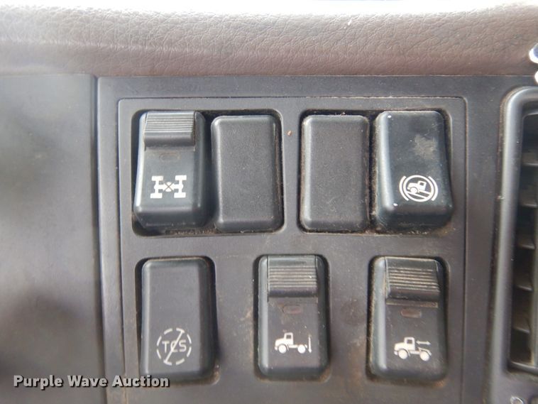 image for item DM5331 2013 Volvo VN  semi truck