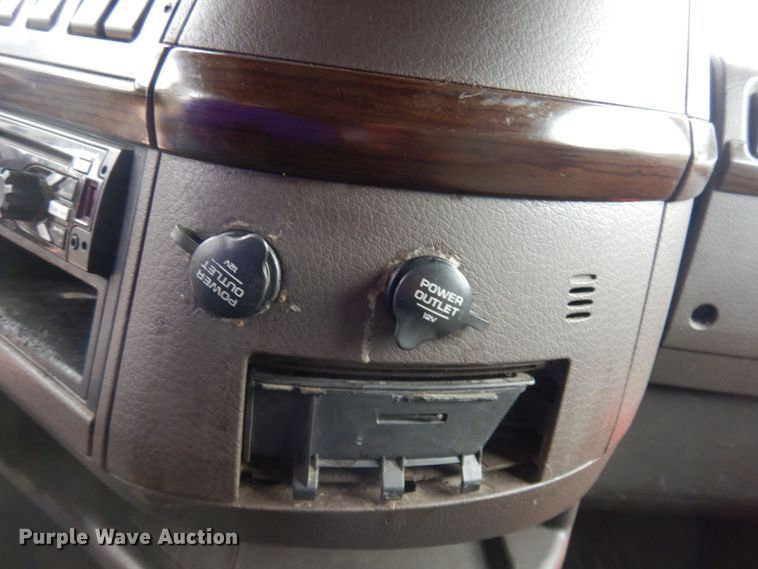 image for item DM5331 2013 Volvo VN  semi truck