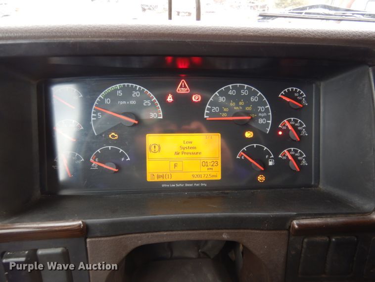 image for item DM5331 2013 Volvo VN  semi truck