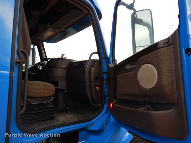 image for item DM5331 2013 Volvo VN  semi truck