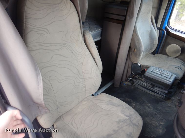 image for item DM5331 2013 Volvo VN  semi truck