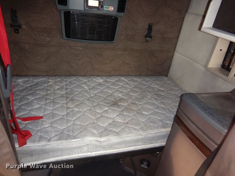 image for item DM5331 2013 Volvo VN  semi truck