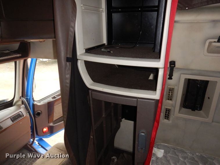 image for item DM5331 2013 Volvo VN  semi truck