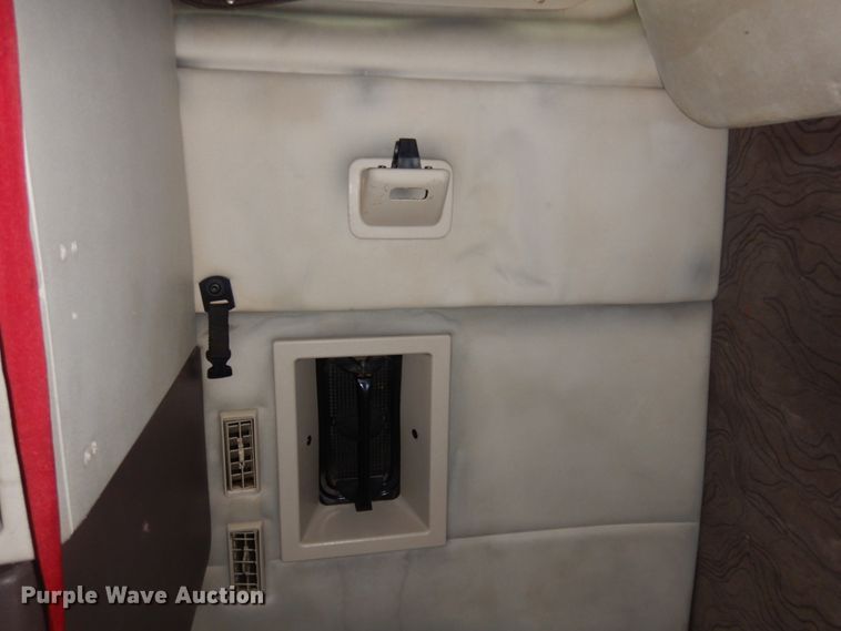 image for item DM5331 2013 Volvo VN  semi truck