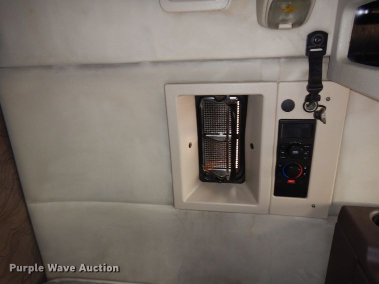 image for item DM5331 2013 Volvo VN  semi truck