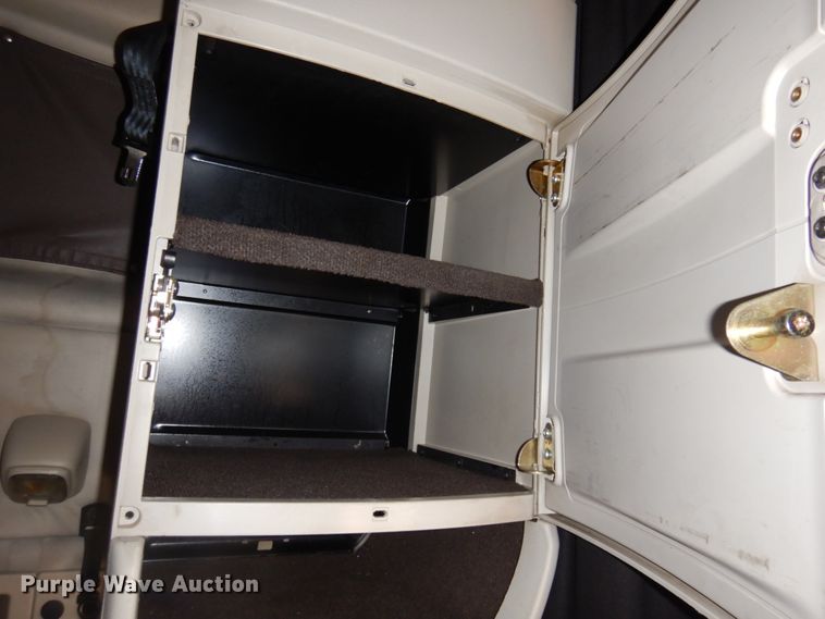 image for item DM5331 2013 Volvo VN  semi truck