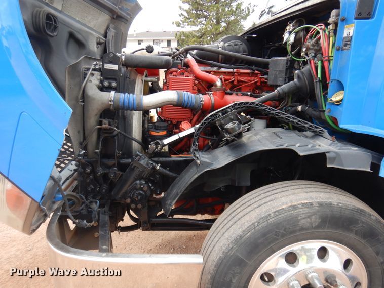 image for item DM5331 2013 Volvo VN  semi truck