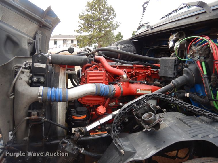 image for item DM5331 2013 Volvo VN  semi truck