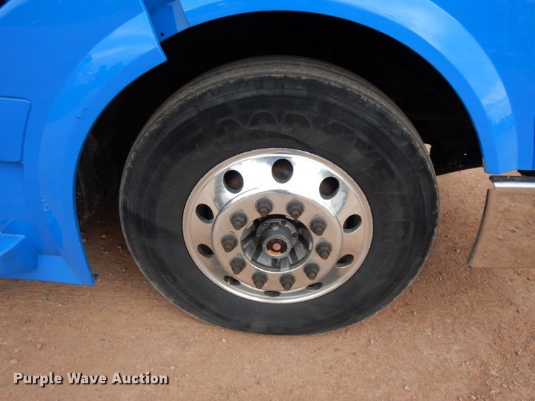 image for item DM5331 2013 Volvo VN  semi truck