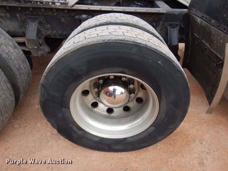 image for item DM5331 2013 Volvo VN  semi truck