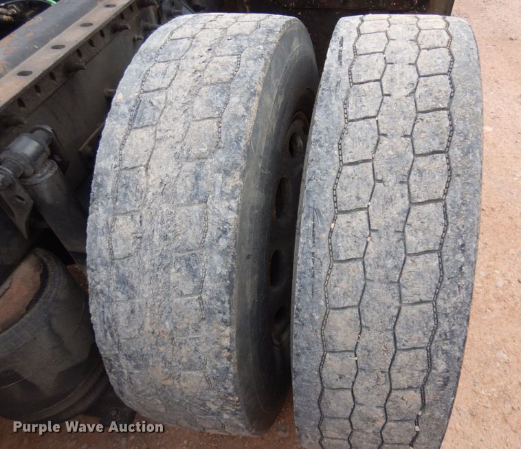 image for item DM5331 2013 Volvo VN  semi truck