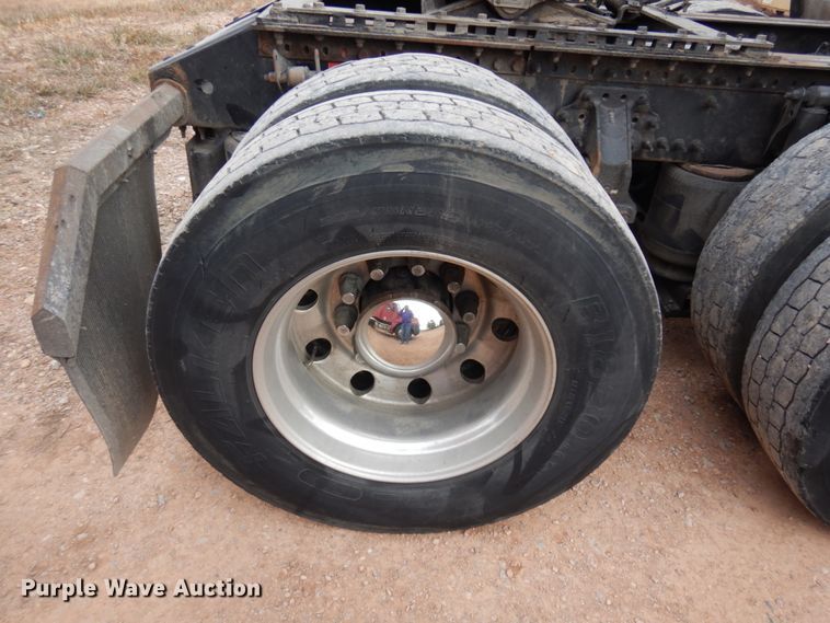 image for item DM5331 2013 Volvo VN  semi truck