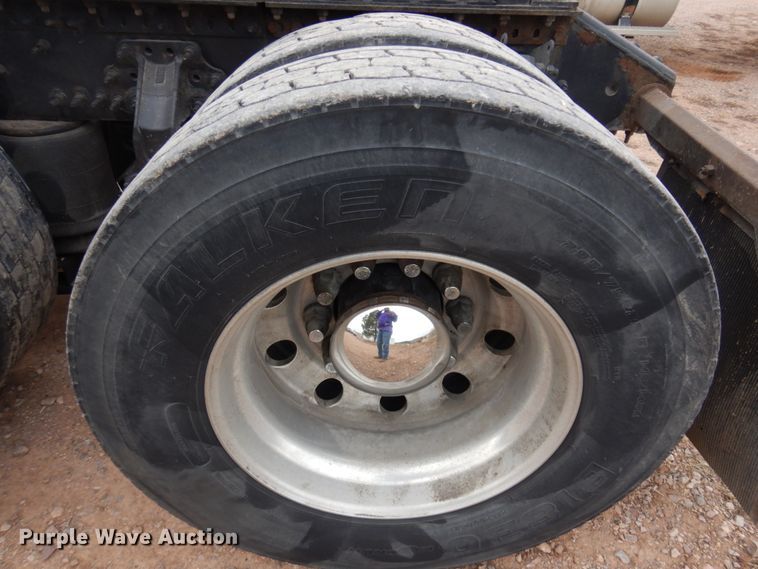 image for item DM5331 2013 Volvo VN  semi truck