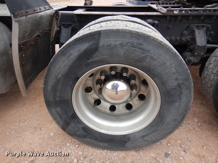 image for item DM5331 2013 Volvo VN  semi truck