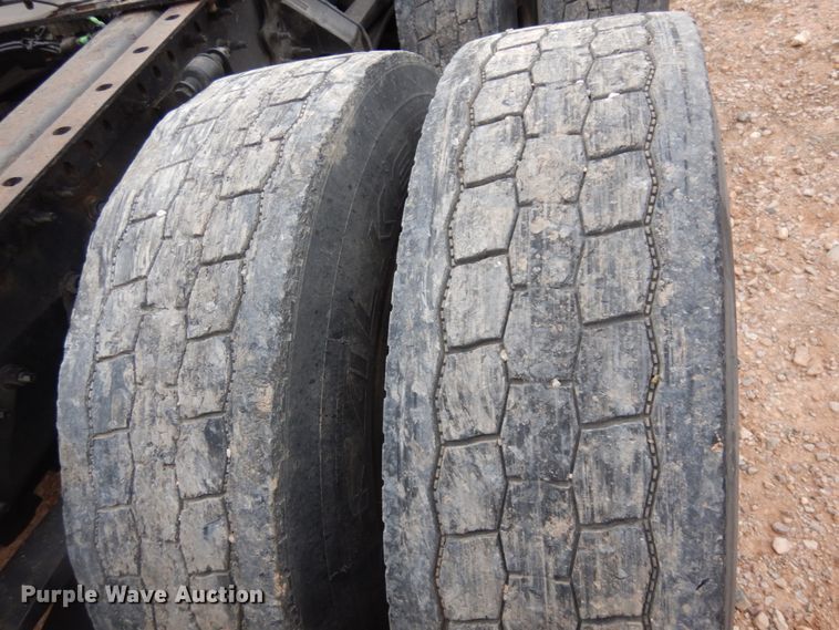 image for item DM5331 2013 Volvo VN  semi truck