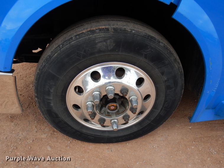 image for item DM5331 2013 Volvo VN  semi truck