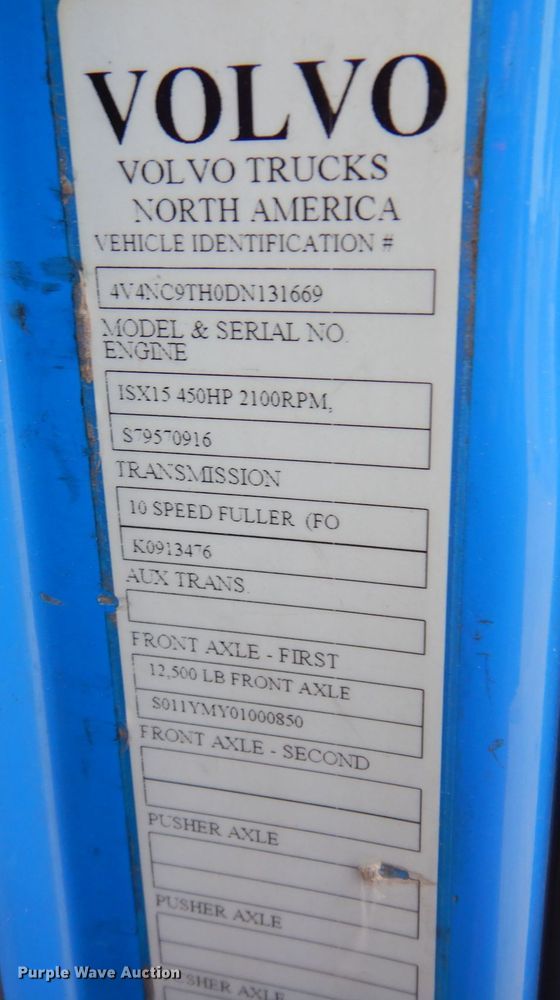 image for item DM5331 2013 Volvo VN  semi truck