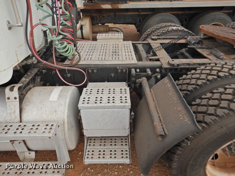 image for item DN0061 2000 Freightliner FLD120  semi truck