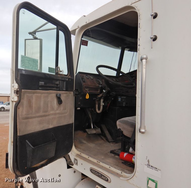 image for item DN0061 2000 Freightliner FLD120  semi truck