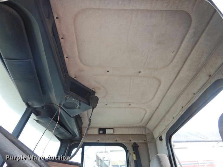 image for item DN0061 2000 Freightliner FLD120  semi truck