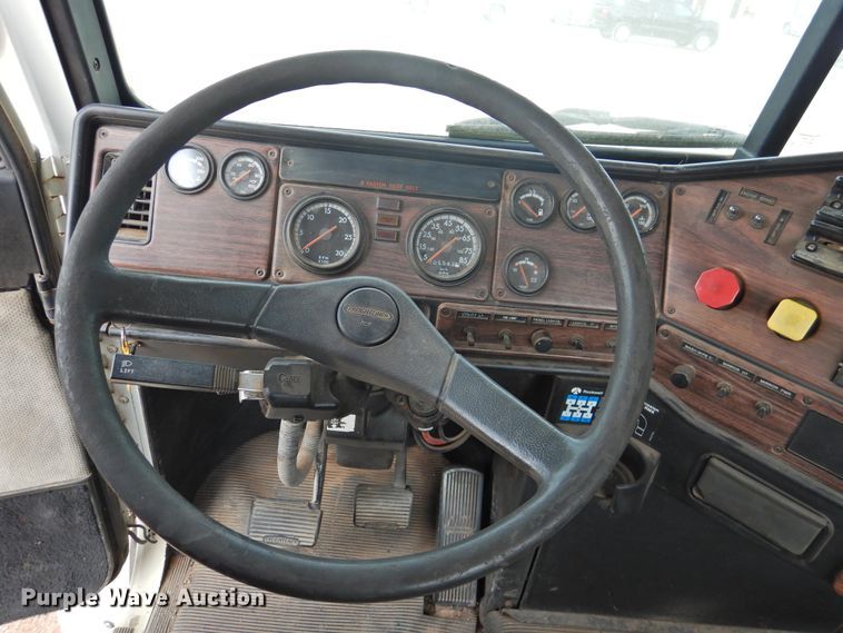 image for item DN0061 2000 Freightliner FLD120  semi truck